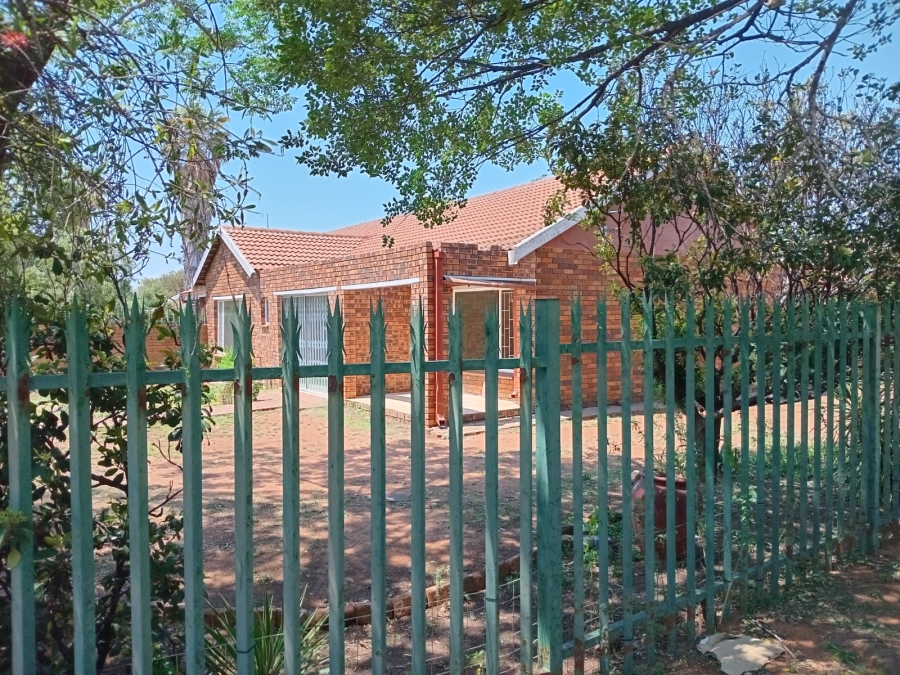 To Let 3 Bedroom Property for Rent in Unitas Park Gauteng