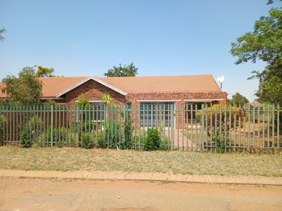 To Let 3 Bedroom Property for Rent in Unitas Park Gauteng