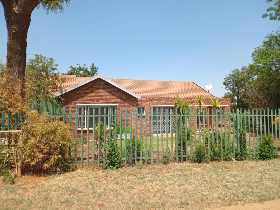 To Let 3 Bedroom Property for Rent in Unitas Park Gauteng