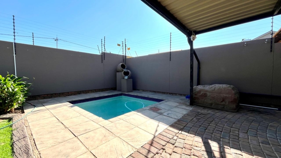 2 Bedroom Property for Sale in Kenleaf Gauteng