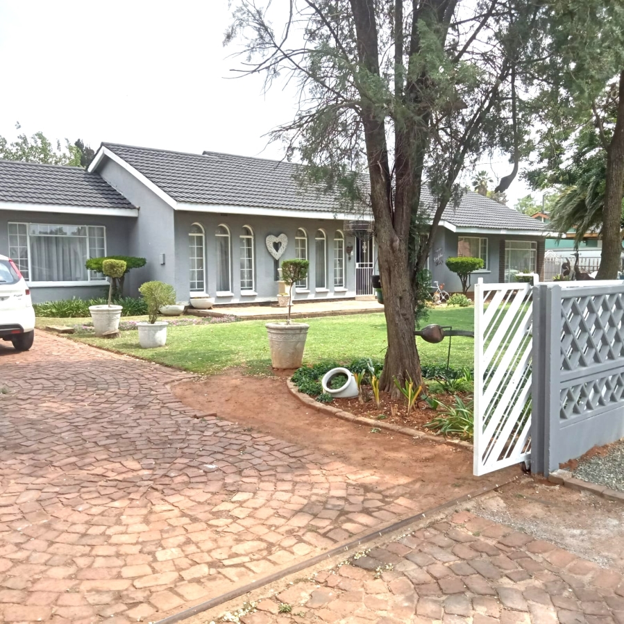 4 Bedroom Property for Sale in Klippoortje Gauteng