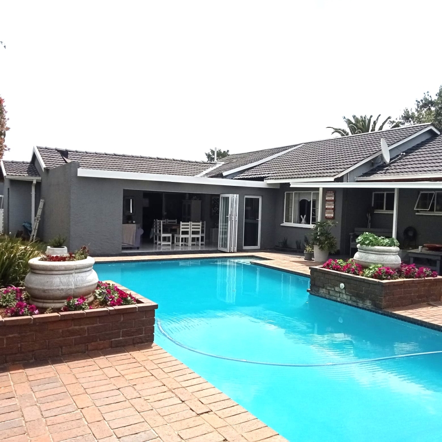 4 Bedroom Property for Sale in Klippoortje Gauteng