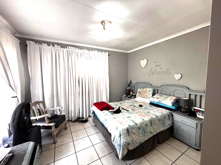 4 Bedroom Property for Sale in Klippoortje Gauteng