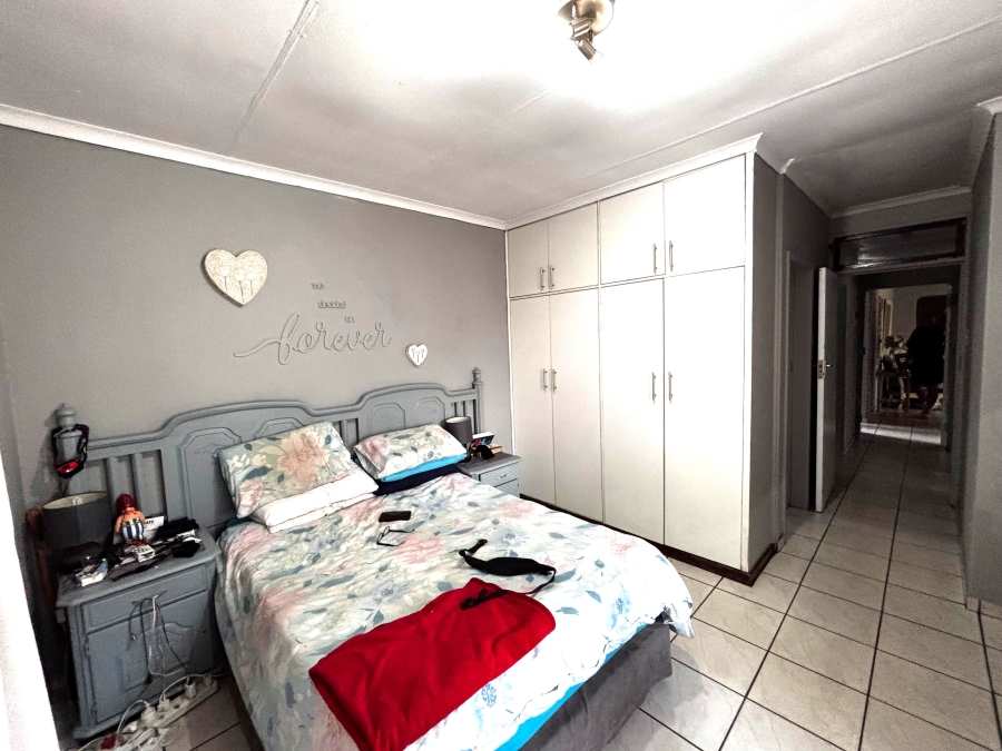 4 Bedroom Property for Sale in Klippoortje Gauteng