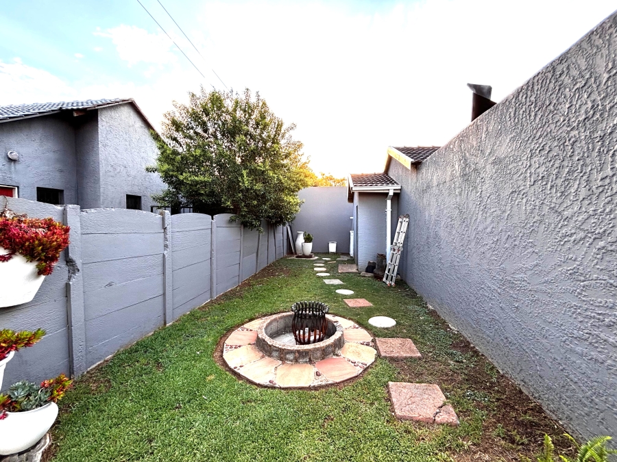 4 Bedroom Property for Sale in Klippoortje Gauteng