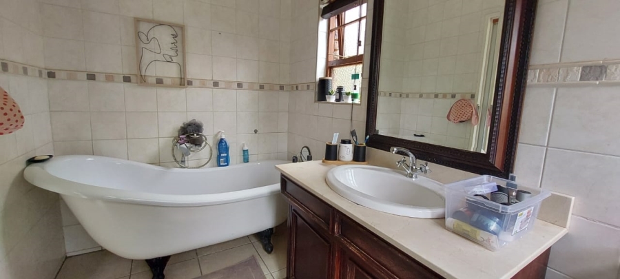 4 Bedroom Property for Sale in Roodekrans Gauteng