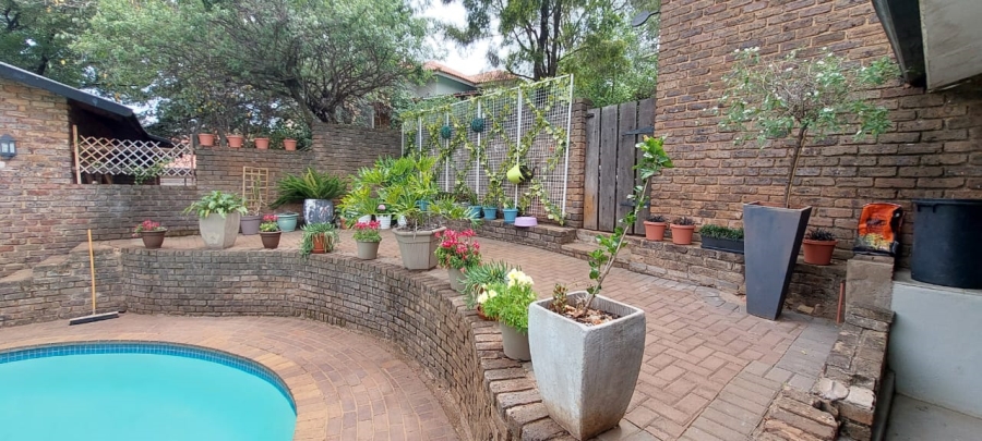 4 Bedroom Property for Sale in Roodekrans Gauteng