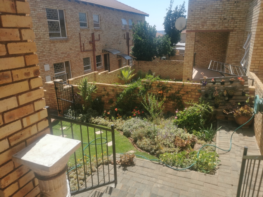 2 Bedroom Property for Sale in Little Falls Gauteng