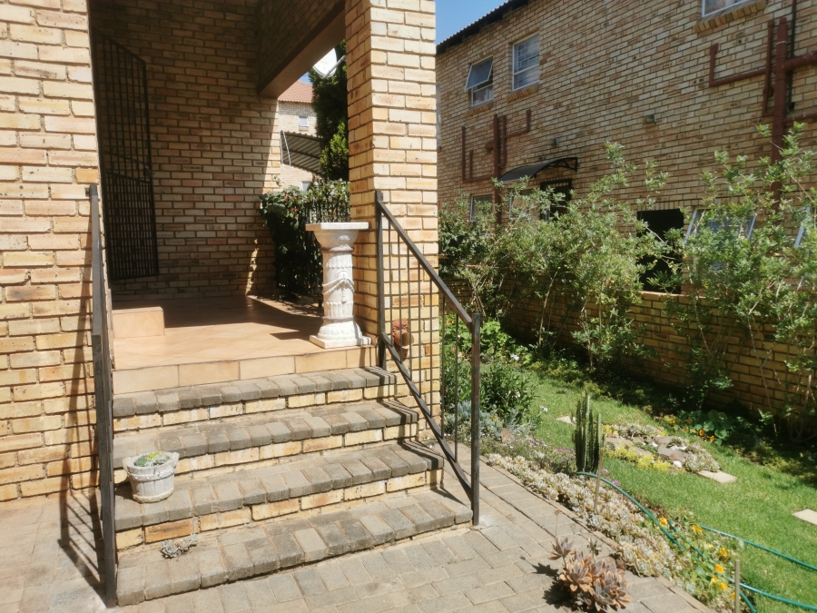 2 Bedroom Property for Sale in Little Falls Gauteng