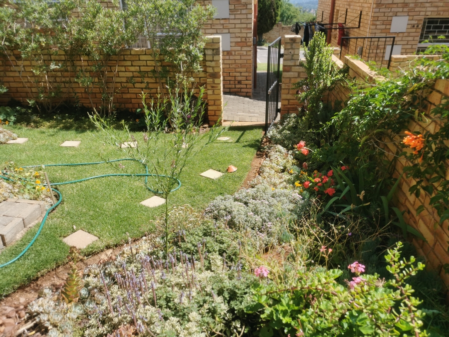 2 Bedroom Property for Sale in Little Falls Gauteng