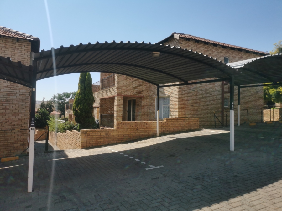 2 Bedroom Property for Sale in Little Falls Gauteng