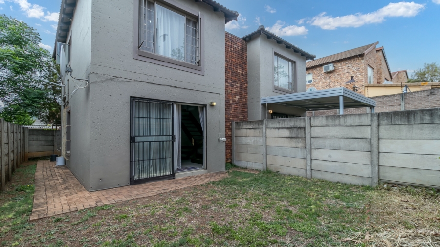 To Let 2 Bedroom Property for Rent in Sonneglans Gauteng