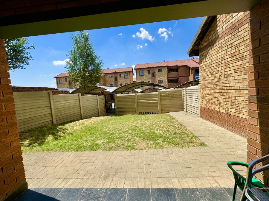 To Let 2 Bedroom Property for Rent in Midridge Park Gauteng