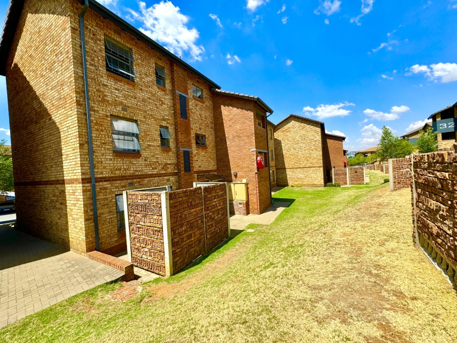 To Let 2 Bedroom Property for Rent in Midridge Park Gauteng