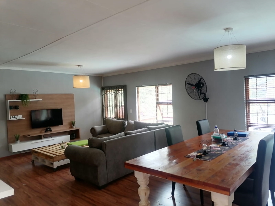 4 Bedroom Property for Sale in Roodekrans Gauteng