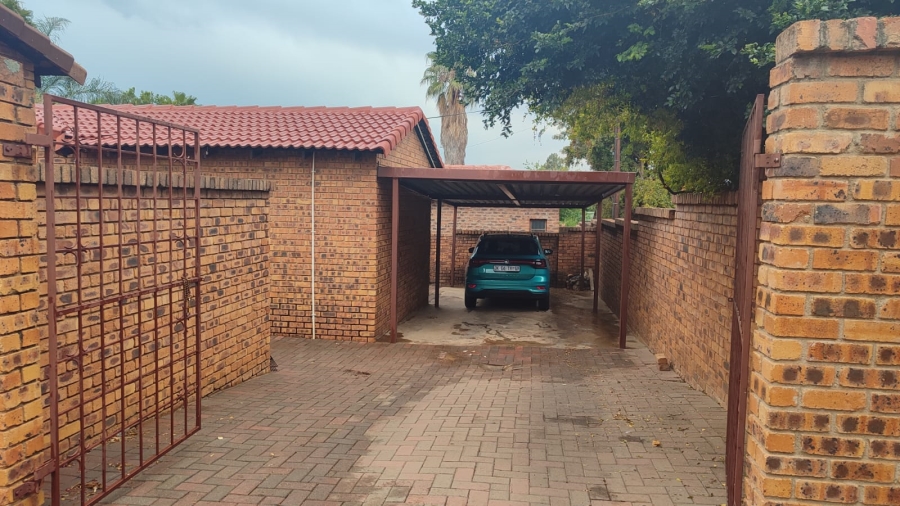 To Let 2 Bedroom Property for Rent in Noordwyk Gauteng