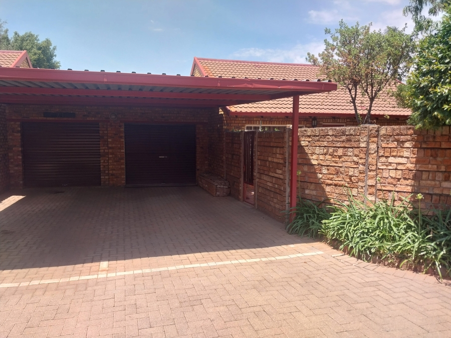 2 Bedroom Property for Sale in Pierre Van Ryneveld Gauteng