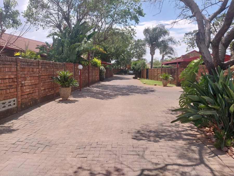 2 Bedroom Property for Sale in Pierre Van Ryneveld Gauteng