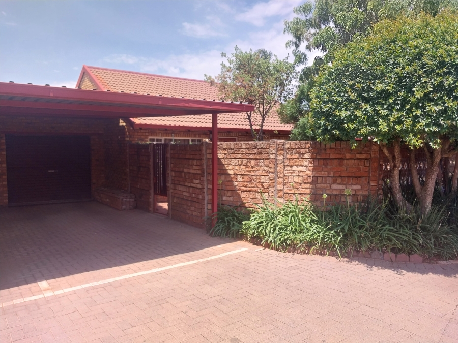 2 Bedroom Property for Sale in Pierre Van Ryneveld Gauteng