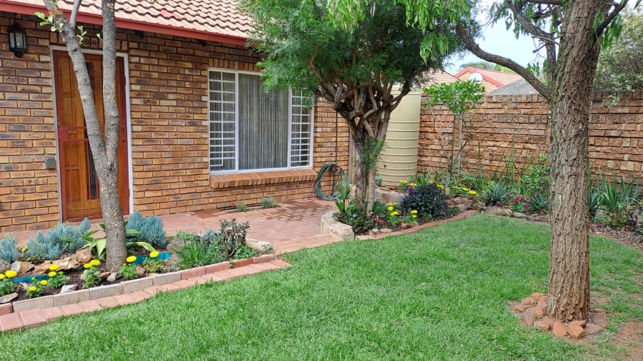 2 Bedroom Property for Sale in Pierre Van Ryneveld Gauteng