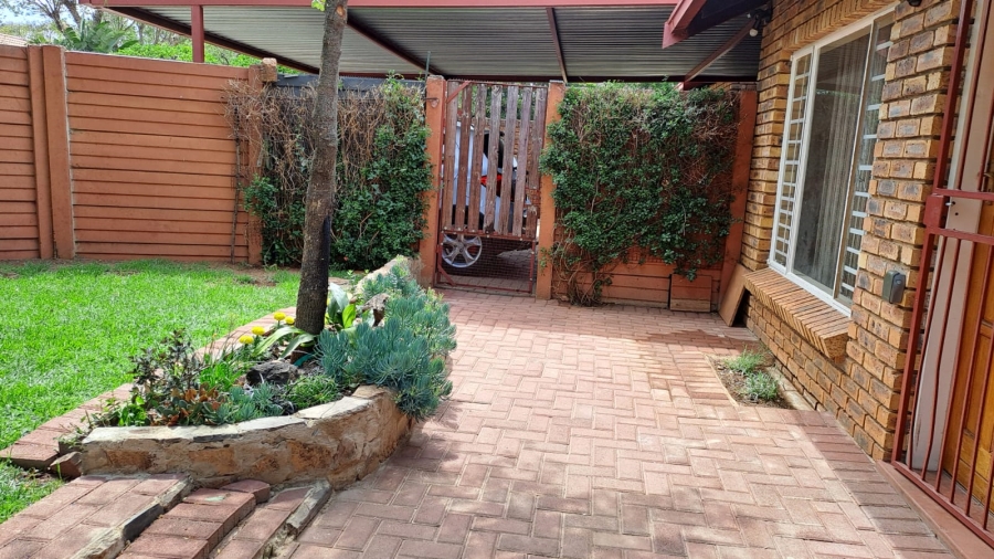 2 Bedroom Property for Sale in Pierre Van Ryneveld Gauteng