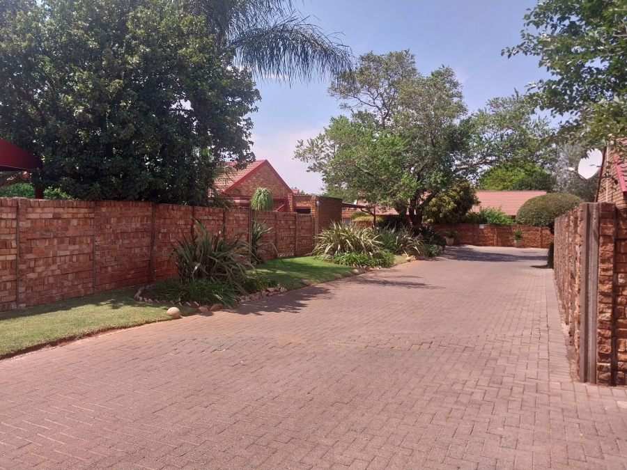 2 Bedroom Property for Sale in Pierre Van Ryneveld Gauteng