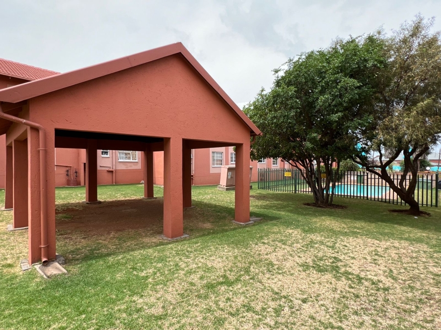 To Let 2 Bedroom Property for Rent in Meyersdal Gauteng