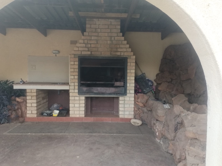 4 Bedroom Property for Sale in Unitas Park Gauteng