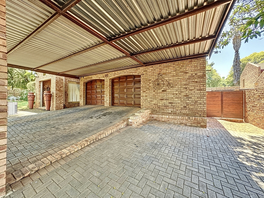 5 Bedroom Property for Sale in La Montagne Gauteng