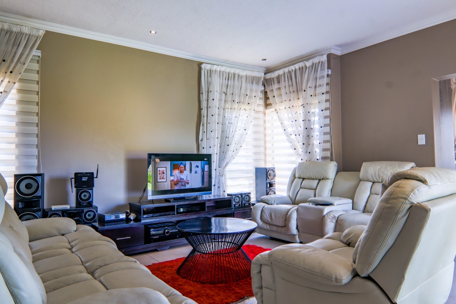 5 Bedroom Property for Sale in Thatchfield Estate Gauteng