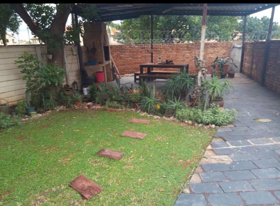 To Let 2 Bedroom Property for Rent in Sinoville Gauteng