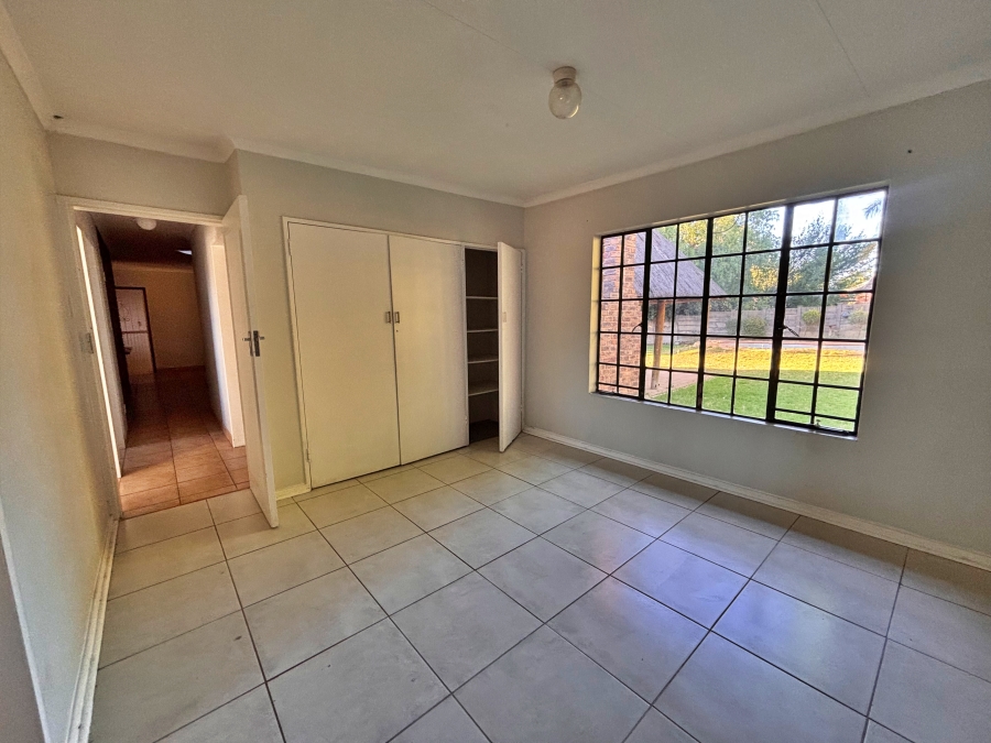 5 Bedroom Property for Sale in The Reeds Gauteng