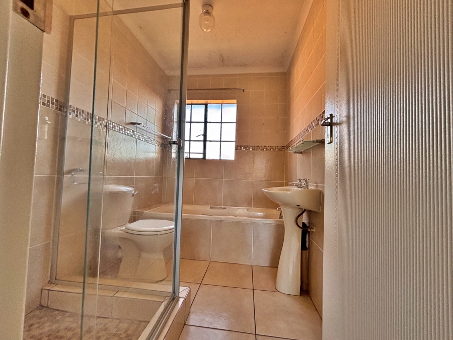 5 Bedroom Property for Sale in The Reeds Gauteng