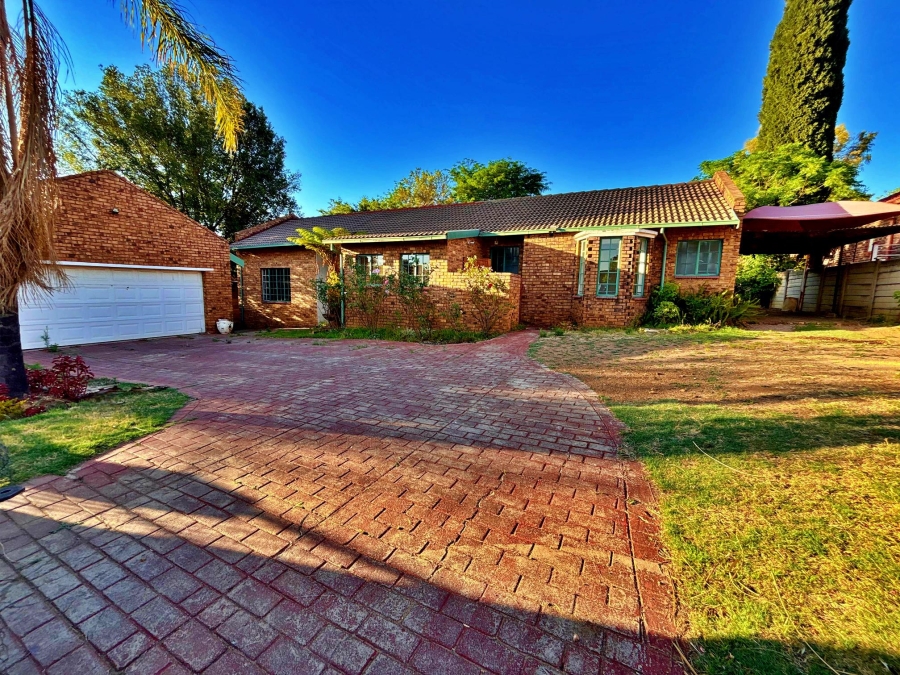 5 Bedroom Property for Sale in The Reeds Gauteng