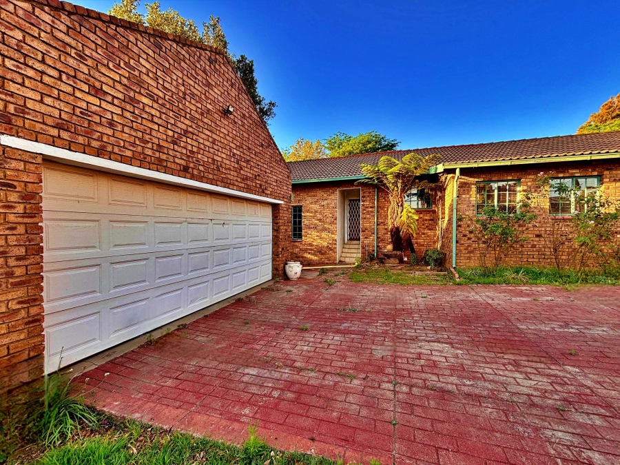 5 Bedroom Property for Sale in The Reeds Gauteng