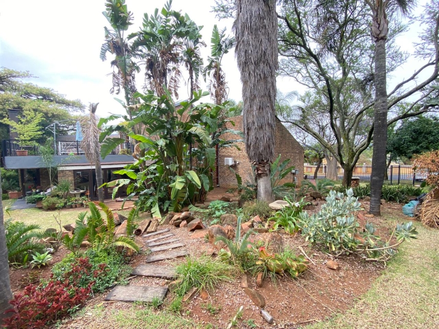 To Let 5 Bedroom Property for Rent in Faerie Glen Gauteng