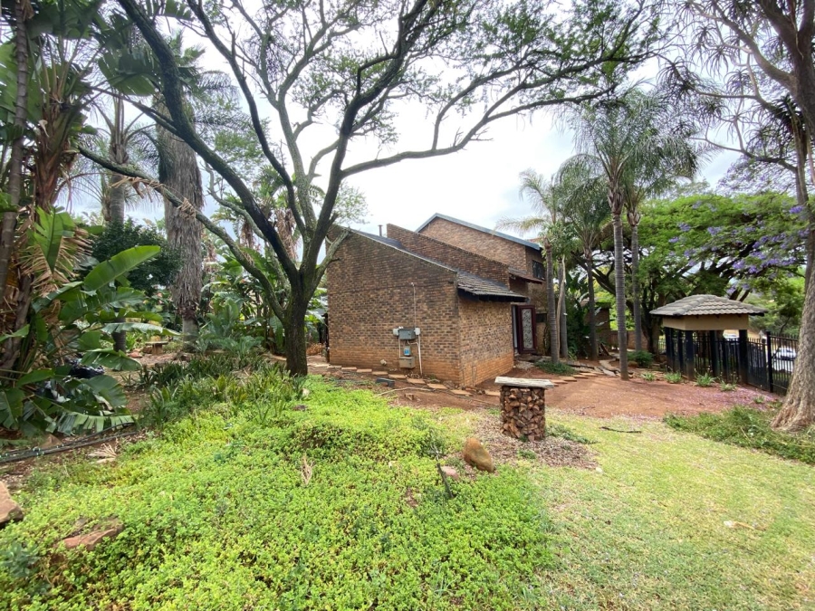 To Let 5 Bedroom Property for Rent in Faerie Glen Gauteng