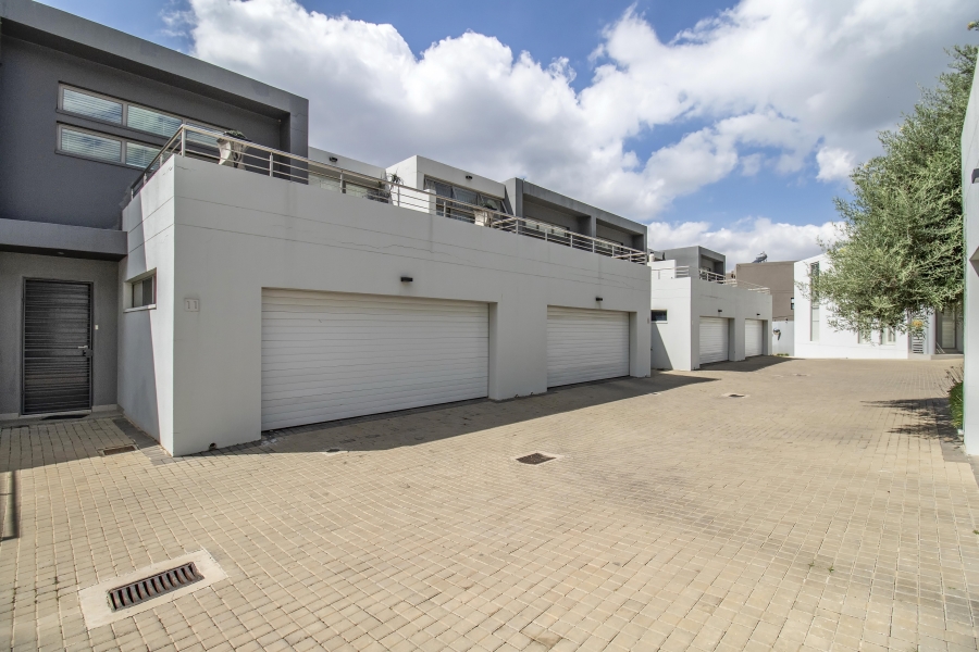 To Let 3 Bedroom Property for Rent in Hurlingham Gauteng