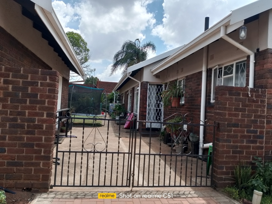 5 Bedroom Property for Sale in Bardene Gauteng