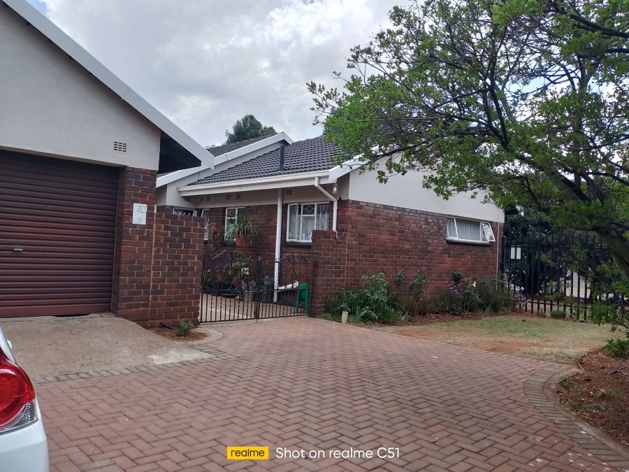 5 Bedroom Property for Sale in Bardene Gauteng