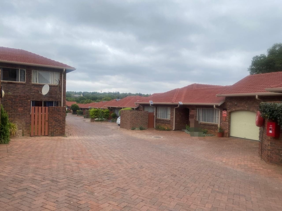 To Let 4 Bedroom Property for Rent in Faerie Glen Gauteng