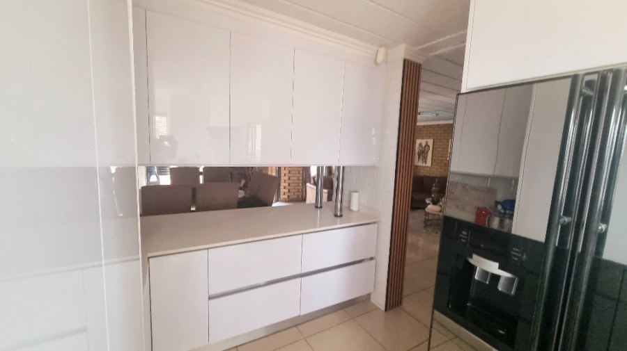 4 Bedroom Property for Sale in Halfway Gardens Gauteng