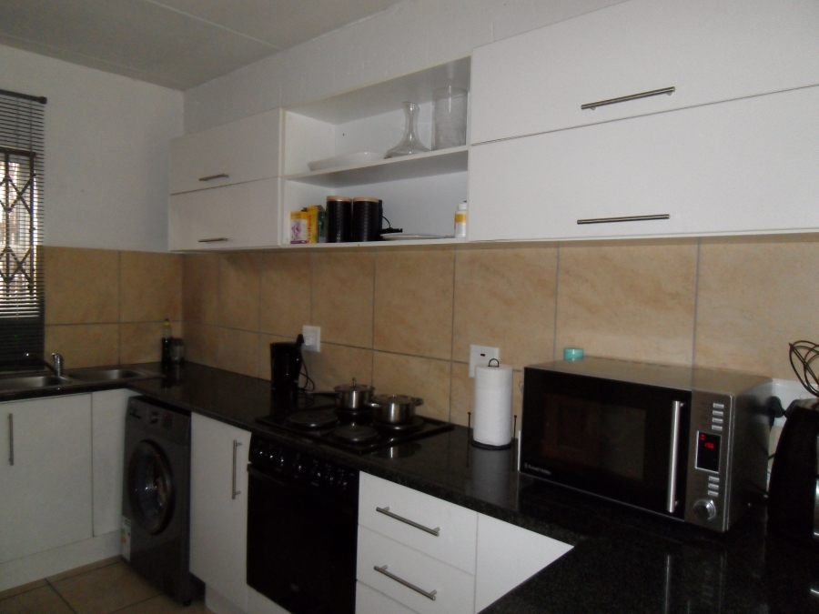 To Let 2 Bedroom Property for Rent in Lyndhurst Gauteng