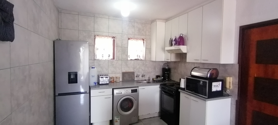 To Let 2 Bedroom Property for Rent in Wilro Park Gauteng