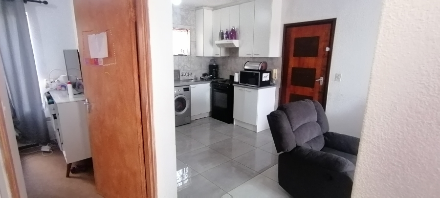 To Let 2 Bedroom Property for Rent in Wilro Park Gauteng