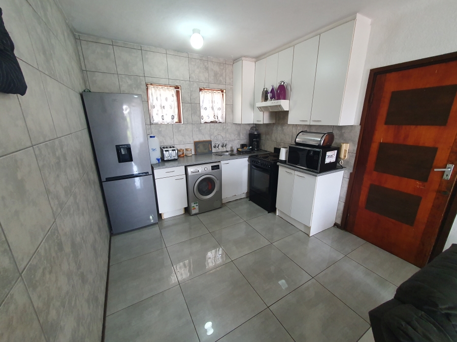 To Let 2 Bedroom Property for Rent in Wilro Park Gauteng