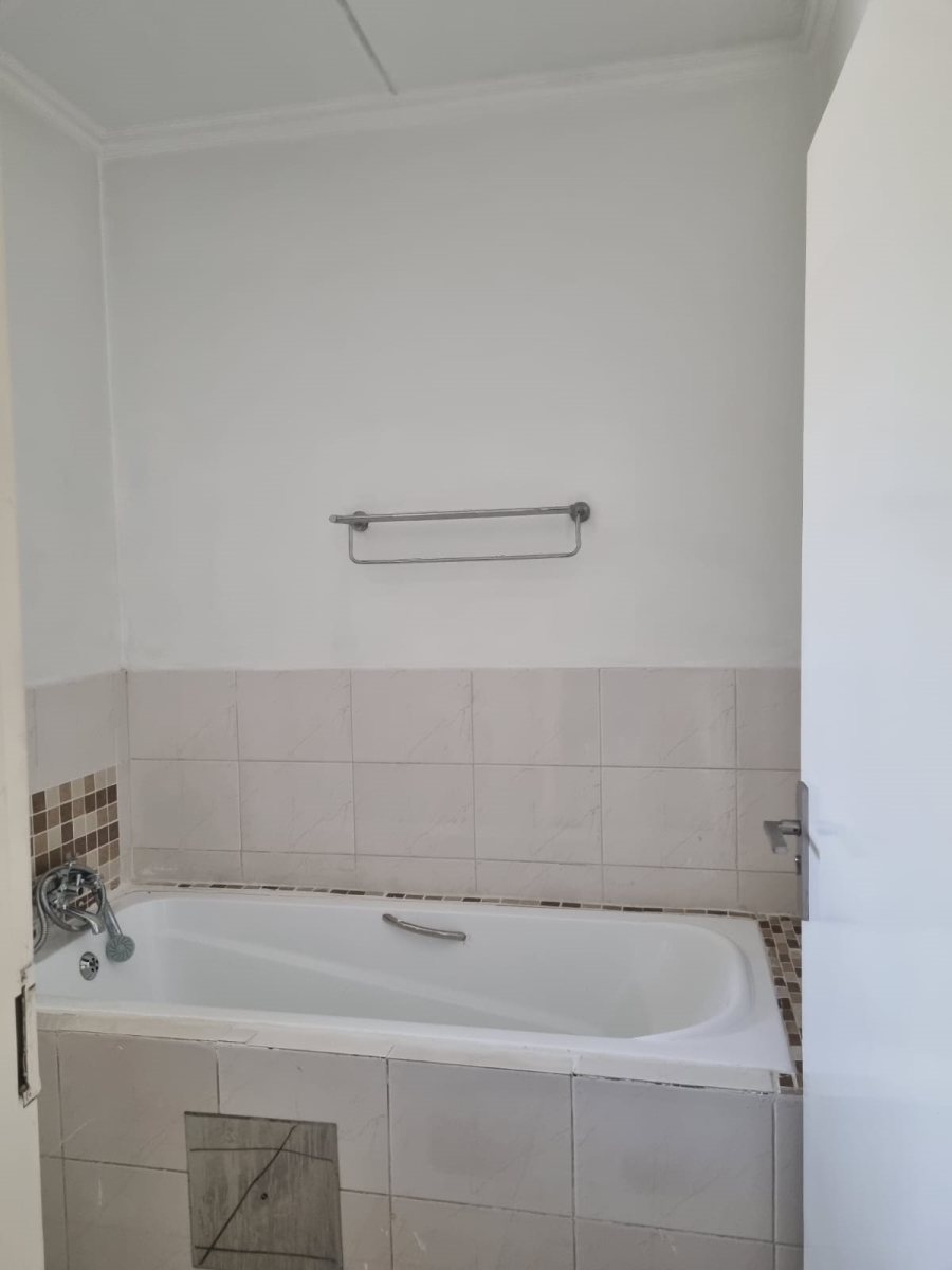 1 Bedroom Property for Sale in Noordwyk Gauteng