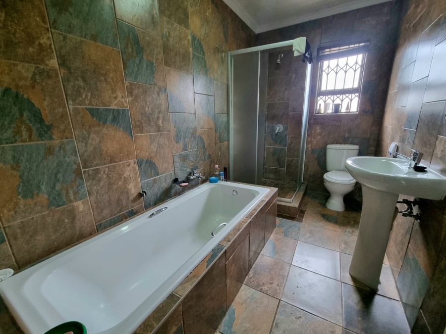 5 Bedroom Property for Sale in South Hills Gauteng