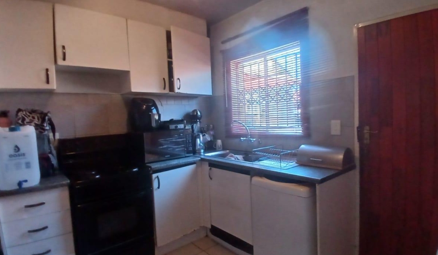 4 Bedroom Property for Sale in Mondeor Gauteng