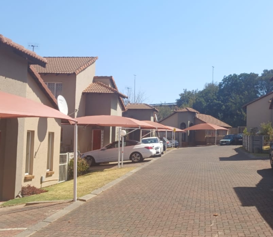 4 Bedroom Property for Sale in Mondeor Gauteng